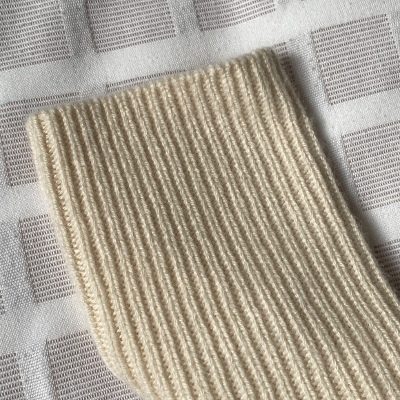 Aritzia Luxe Cashmere Cyprie Sweater - Whisper White - Picture 4 of 9